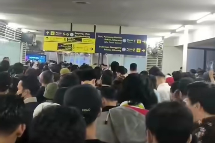 Percikan api pada LAA ganggu KRL Rangkasbitung, perjalanan dibatasi dan penumpang menumpuk di Stasiun Tanah Abang. (Ist)