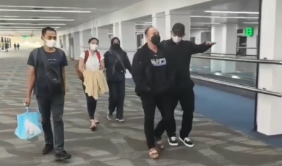 Mantan Kasat Resnarkoba Polres Bima AKP Malaungi (bermasker hitam depan) dibawa ke Bareskrim Polri terkait dugaan TPPU jaringan narkoba Koh Erwin. Mantan istri Koh Erwin (wanita bermasker putih) turut diperiksa. (Ist)