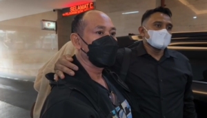 Mantan Kasat Resnarkoba Polres Bima, AKP Malaungi, dibawa ke Gedung Bareskrim Polri, Jakarta Selatan, Kamis (7/5/2026) sore. (Foto: ReportaseNews/Tama)