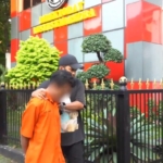 Polda Metro Jaya menangkap pria berinisial I di Cipinang Besar Selatan, Jakarta Timur, dengan barang bukti empat paket ganja seberat 2 kilogram siap edar. (Foto: ReportaseNews/Tama)
