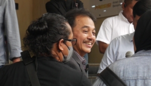 Roy Suryo menepis kabar berkas kasus dugaan fitnah ijazah palsu Jokowi sudah P-21. Ia menyebut penetapan kelengkapan berkas sepenuhnya kewenangan kejaksaan. (Foto: ReportaseNews/Tama)