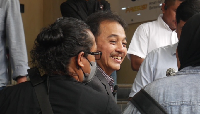 Roy Suryo menepis kabar berkas kasus dugaan fitnah ijazah palsu Jokowi sudah P-21. Ia menyebut penetapan kelengkapan berkas sepenuhnya kewenangan kejaksaan. (Foto: ReportaseNews/Tama)
