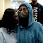 Model MUA berinisial AWS pilih menangis dan bungkam saat ditanya wartawan terkait peristiwa pembegalan yang menimpa dirinya. (Foto: ReportaseNews/Tama)
