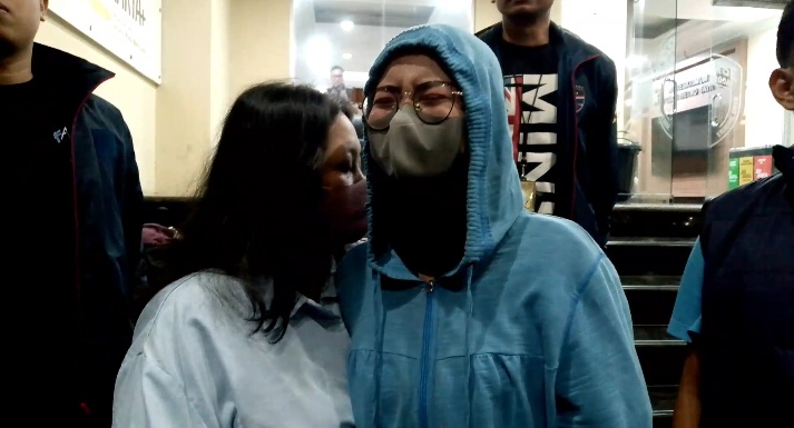 Model MUA berinisial AWS pilih menangis dan bungkam saat ditanya wartawan terkait peristiwa pembegalan yang menimpa dirinya. (Foto: ReportaseNews/Tama)