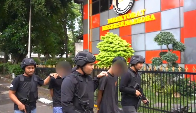 Ditresnarkoba Polda Metro Jaya menangkap dua pengedar tembakau sintetis di Klender dan Duren Sawit, Jakarta Timur. Polisi menyita 110,9 gram sinte siap edar. (Foto: ReportaseNews/HO-Ditresnarkoba Polda Metro Jaya)