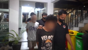 Ditresnarkoba Polda Metro Jaya menangkap dua pengedar ganja di Tangerang. Polisi menyita 107,17 gram ganja yang disembunyikan di dalam drum pakan ikan. (Foto: ReportaseNews/HO-Ditresnarkoba Polda Metro Jaya)