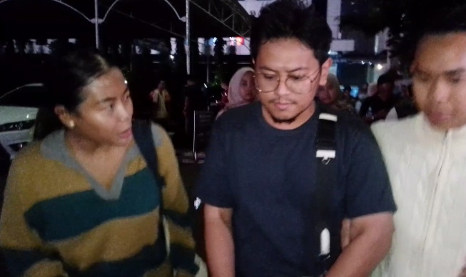 Pemilik Hanania Travel, Ahmad Syah Farhan (ASF), dilaporkan sejumlah calon jemaah umrah dan haji ke Polda Metro Jaya terkait dugaan penipuan perjalanan ibadah. (Foto: ReportaseNews/Tama)