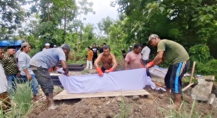 Miris…! Keponakan Terpaksa Pindahkan Makam Paman-Bibiknya Demi Akhiri Konflik Warisan