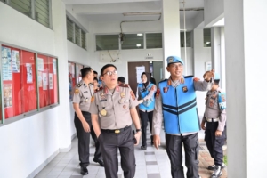 Wakapolda Jambi meninjau langsung tes Taruna dan Taruni Akpol berbasis CAT di Kampus Unama Jambi untuk memastikan seleksi berjalan transparan dan objektif. (Ist)