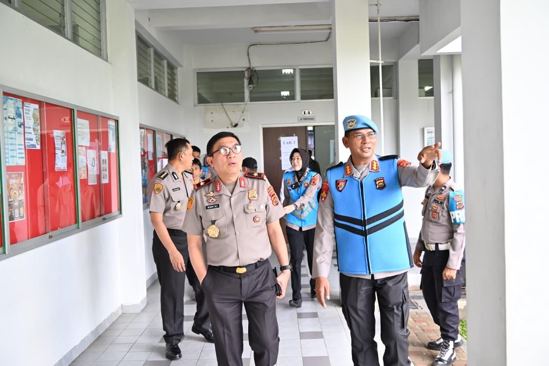 Wakapolda Jambi meninjau langsung tes Taruna dan Taruni Akpol berbasis CAT di Kampus Unama Jambi untuk memastikan seleksi berjalan transparan dan objektif. (Ist)