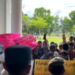 VIDEO: Warga Desa Sopobatu Demo Kantor Bupati Madina, Desak Kepala Desanya Dicopot