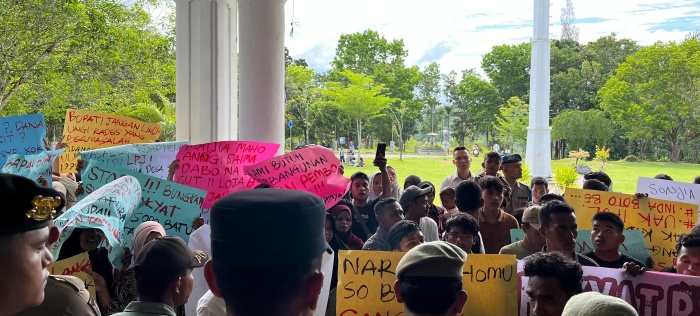 VIDEO: Warga Desa Sopobatu Demo Kantor Bupati Madina, Desak Kepala Desanya Dicopot