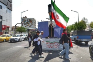 Sejumlah perempuan Iran kibarkan bendera kenegaraannya. (Foto: WANA via Reuters/Majid Asgaripour)
