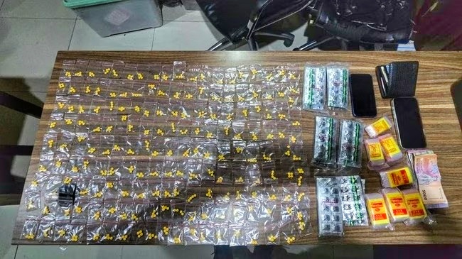 Satresnarkoba Polres Metro Bekasi menangkap dua pengedar obat terlarang di Cibarusah. Sebanyak 1.232 butir Tramadol dan Hexymer disita, pemasok masih diburu polisi. (Ist)