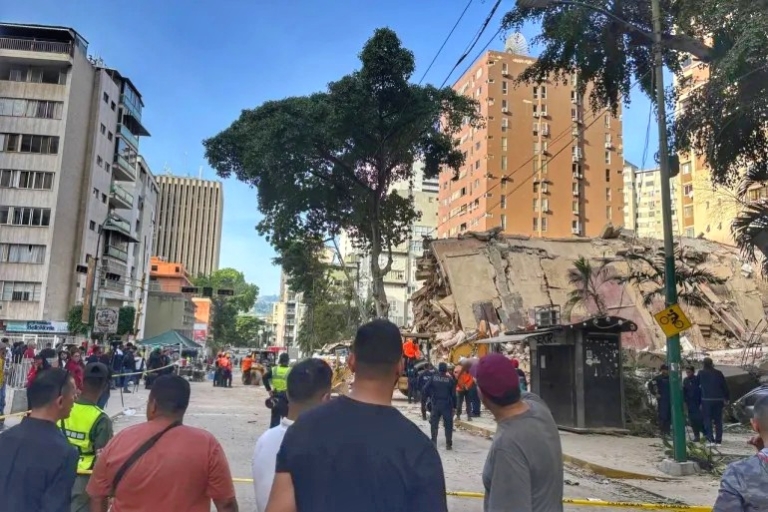 Gempa berkekuatan 7,2 dan 7,5 mengguncang Venezuela, menewaskan sedikitnya 188 orang serta melukai ribuan warga. Korban selamat menceritakan detik-detik mencekam saat bencana terjadi. (Foto: Al Jazeera/Julio Blanca)