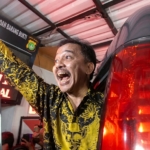 Roy Suryo dan Dokter Tifa menjalani pelimpahan tahap II ke Kejaksaan Negeri Jakarta Selatan dalam kasus dugaan ijazah palsu Jokowi setelah berkas perkara dinyatakan lengkap. (Foto: ReportaseNews/Tama)