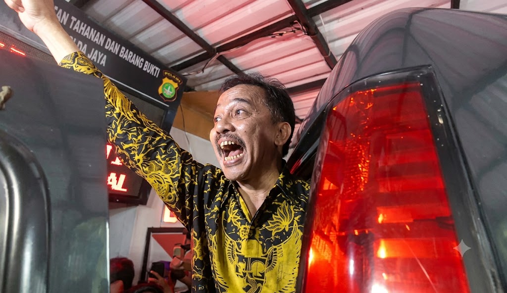 Roy Suryo dan Dokter Tifa menjalani pelimpahan tahap II ke Kejaksaan Negeri Jakarta Selatan dalam kasus dugaan ijazah palsu Jokowi setelah berkas perkara dinyatakan lengkap. (Foto: ReportaseNews/Tama)