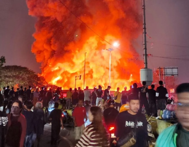 Kebakaran melanda permukiman padat di Kemayoran, Jakarta Pusat, Senin malam. Sebanyak 26 unit damkar dan 87 personel dikerahkan untuk menjinakkan api. (Ist)