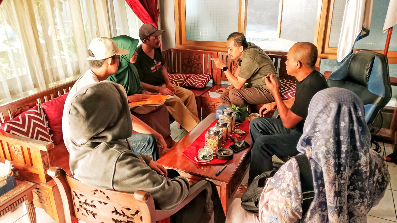 Sebanyak 42 pensiunan melapor menjadi korban dugaan investasi bodong dengan total kerugian mencapai Rp8,1 miliar. Dana pinjaman kredit diduga dialihkan ke rekening pihak lain. (Foto: ReportaseNews/Kus)