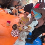 Polwan Jaga Jakarta menyalurkan bantuan sosial dan memberikan trauma healing kepada korban kebakaran Pasar Jiung di Kemayoran, Jakarta Pusat. (Foto: ReportaseNews/HO-Humas Polda Metro Jaya)