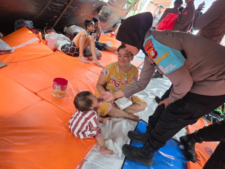Polwan Jaga Jakarta menyalurkan bantuan sosial dan memberikan trauma healing kepada korban kebakaran Pasar Jiung di Kemayoran, Jakarta Pusat. (Foto: ReportaseNews/HO-Humas Polda Metro Jaya)