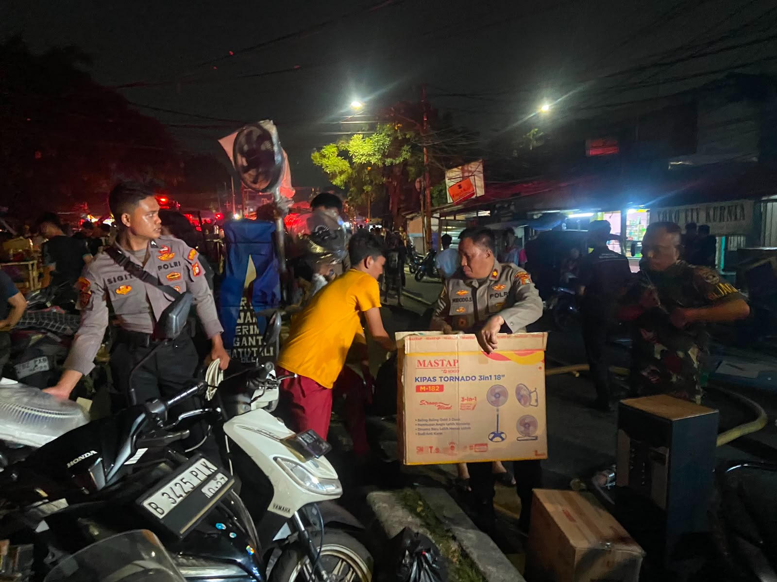 Respons Cepat Polda Metro Jaya Bantu Warga Atasi Kebakaran Pasar Jiung