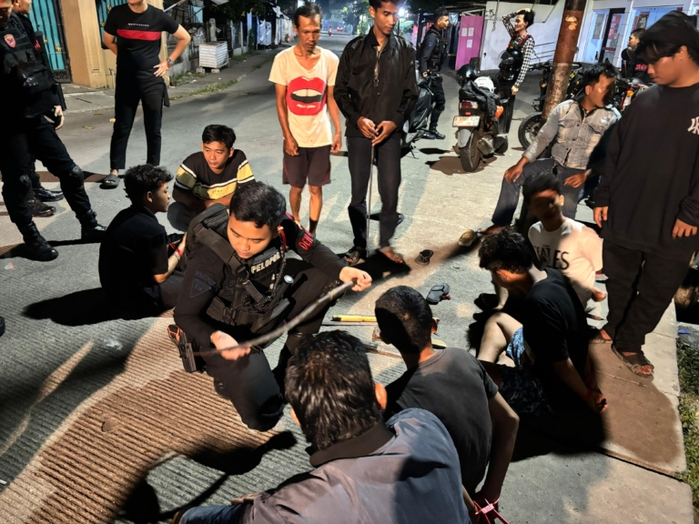 Tawuran di Bekasi Timur berhasil digagalkan Tim Patra Satbrimob Polda Metro Jaya. Dua pemuda diamankan bersama sejumlah senjata tajam dan stik golf. (Foto: ReportaseNews/HO-Humas PMJ)