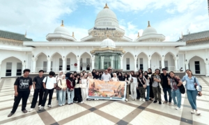 Mahasiswa Universitas Batam mengikuti kuliah lapangan di Museum Raja Ali Haji Batam untuk memahami sejarah, budaya Melayu, dan akar perkembangan hukum di Kepulauan Riau. (Foto: ReportaseNews/Agus)