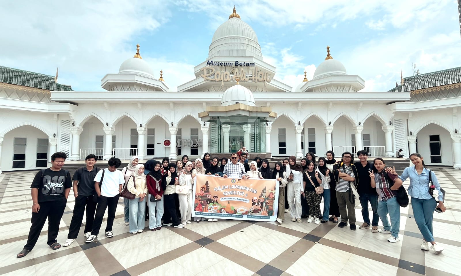 Mahasiswa Universitas Batam mengikuti kuliah lapangan di Museum Raja Ali Haji Batam untuk memahami sejarah, budaya Melayu, dan akar perkembangan hukum di Kepulauan Riau. (Foto: ReportaseNews/Agus)