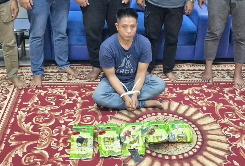 Bareskrim Polri dan Bea Cukai menggagalkan penyelundupan sabu 5 kilogram jaringan Malaysia-Indonesia di Pekanbaru. Seorang kurir ditangkap dan terancam hukuman berat. (Foto: ReportaseNews/HO-Dittipidnarkoba Bareskrim Polri)