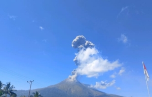 Tiga Kali Erupsi, Gunung Lewotobi Laki-laki Status Siaga