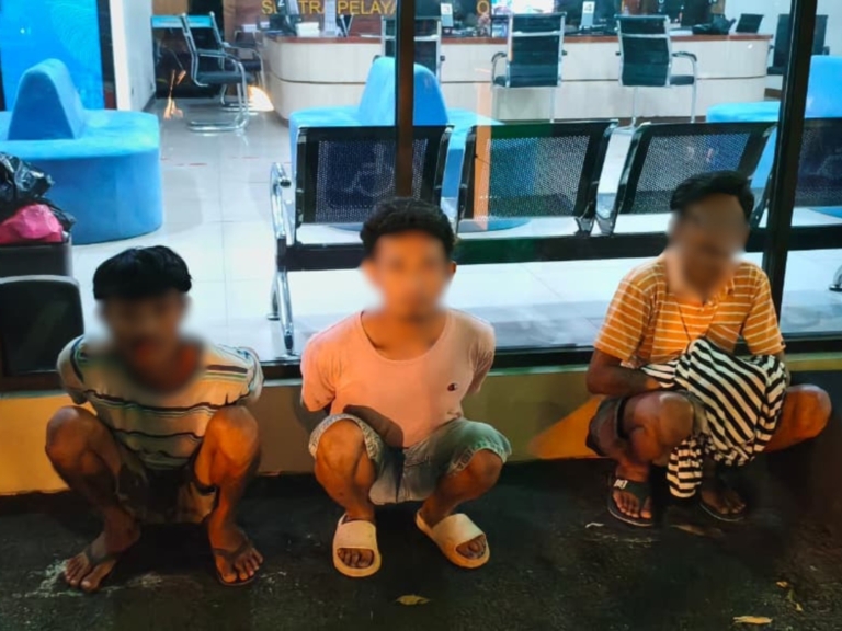 Tiga pria terduga pengguna sabu diamankan tim gabungan Brimob Polda Metro Jaya dan Polres Metro Jakarta Utara saat patroli dini hari di kawasan Warakas, Tanjung Priok. (Foto: ReportaseNews/HO-Humas Polda Metro Jaya)
