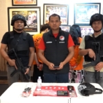 Polda Metro Jaya menangkap pasangan suami istri yang diduga mengedarkan sabu di Kota Bekasi. Polisi menyita 5,65 gram sabu, timbangan digital, dan alat pendukung lainnya. (Foto: ReportaseNews/HO-Ditresnarkoba Polda Metro Jaya)