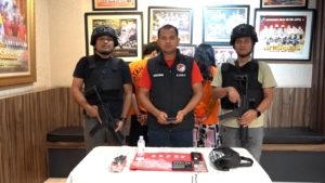 Polda Metro Jaya menangkap pasangan suami istri yang diduga mengedarkan sabu di Kota Bekasi. Polisi menyita 5,65 gram sabu, timbangan digital, dan alat pendukung lainnya. (Foto: ReportaseNews/HO-Ditresnarkoba Polda Metro Jaya)