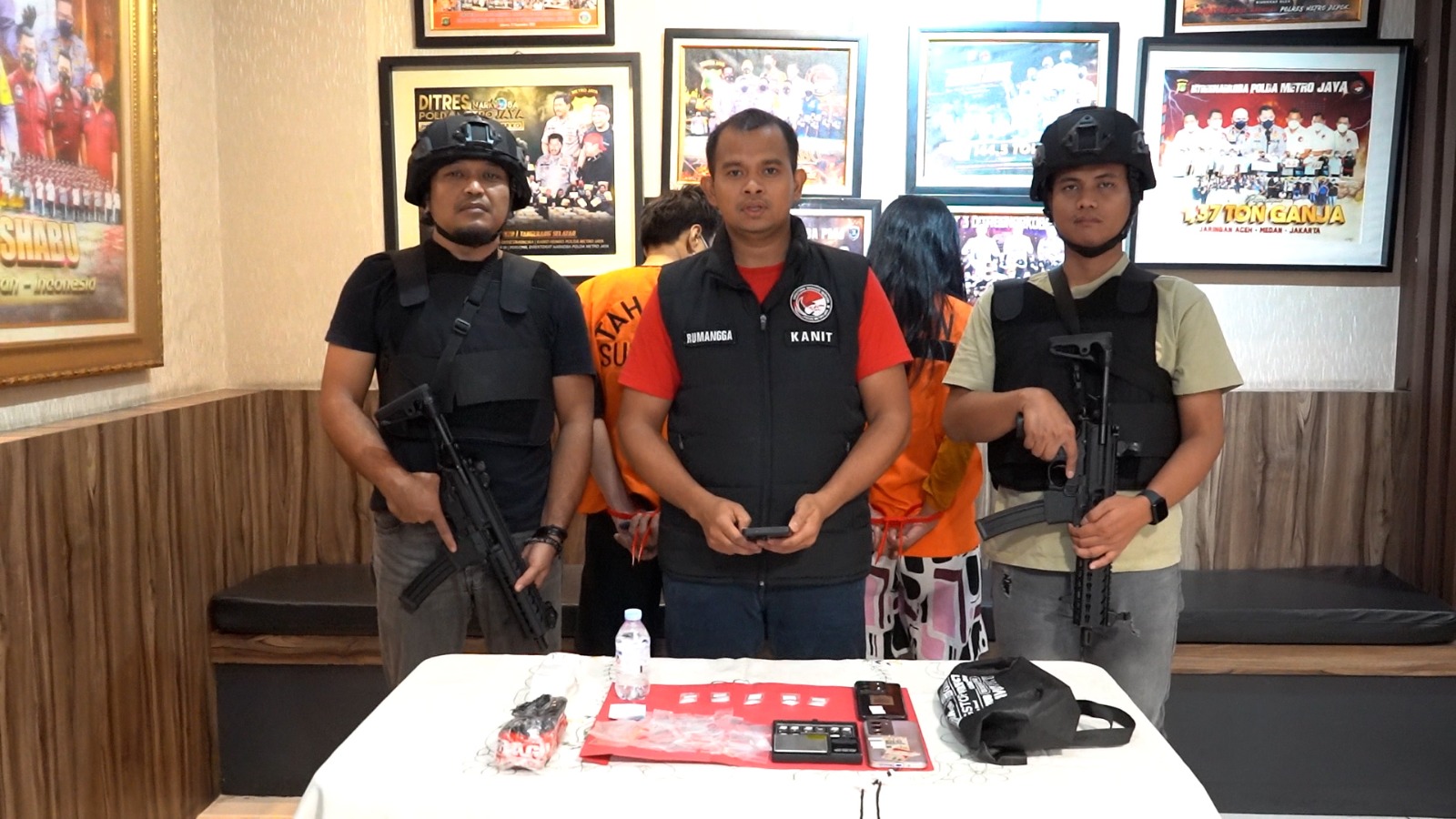 Polda Metro Jaya menangkap pasangan suami istri yang diduga mengedarkan sabu di Kota Bekasi. Polisi menyita 5,65 gram sabu, timbangan digital, dan alat pendukung lainnya. (Foto: ReportaseNews/HO-Ditresnarkoba Polda Metro Jaya)