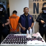 Polda Metro Jaya membongkar home industri vape berisi narkotika MDMB-PINACA di Babelan, Bekasi. Sebanyak 63 cartridge sinte dan berbagai alat produksi diamankan. (Foto: ReportaseNews/HO-Ditresnarkoba Polda Metro Jaya)