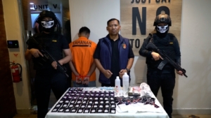 Polda Metro Jaya membongkar home industri vape berisi narkotika MDMB-PINACA di Babelan, Bekasi. Sebanyak 63 cartridge sinte dan berbagai alat produksi diamankan. (Foto: ReportaseNews/HO-Ditresnarkoba Polda Metro Jaya)