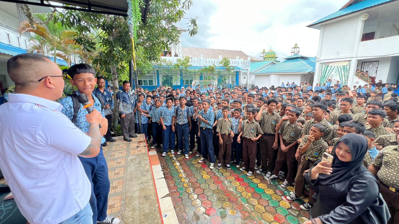 Sosialisasi ORADO Indonesia di SMPN 30 Batam berlangsung meriah. Ribuan siswa antusias mengikuti edukasi domino bersama John LBF dan mendapat berbagai apresiasi serta hadiah. (Foto: ReportaseNews/Adi)