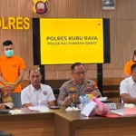 Polres Kubu Raya menggelar konferensi pers terkait pengungkapan kasus mantan juru parkir diduga tipu investasi tiket pesawat Rp4 miliar di Mapolres Kubu Raya. (Foto: ReportaseNews/HO-Humas Polres Kubu Raya)