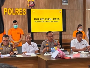 Polres Kubu Raya menggelar konferensi pers terkait pengungkapan kasus mantan juru parkir diduga tipu investasi tiket pesawat Rp4 miliar di Mapolres Kubu Raya. (Foto: ReportaseNews/HO-Humas Polres Kubu Raya)