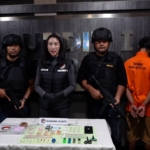 Polda Metro Jaya menangkap pria berinisial N di Cengkareng, Jakarta Barat. Polisi menyita 12,57 gram sabu dan 26 butir ekstasi yang diduga siap diedarkan. (Foto: ReportaseNews/HO-Ditresnarkoba Polda Metro Jaya)