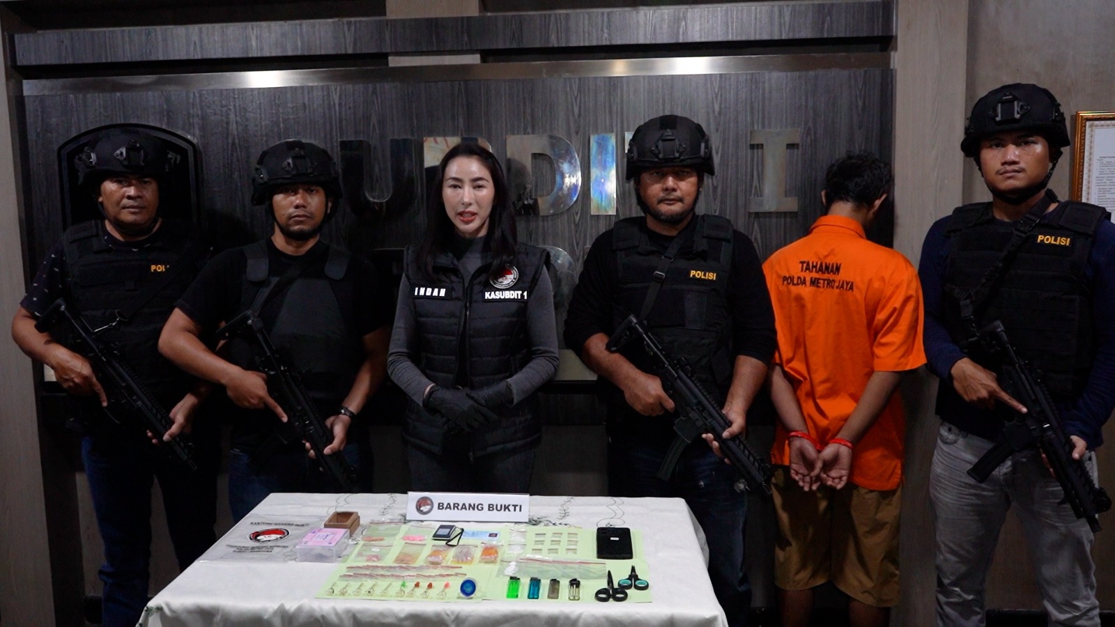 Polda Metro Jaya menangkap pria berinisial N di Cengkareng, Jakarta Barat. Polisi menyita 12,57 gram sabu dan 26 butir ekstasi yang diduga siap diedarkan. (Foto: ReportaseNews/HO-Ditresnarkoba Polda Metro Jaya)