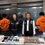 Polda Metro Jaya membongkar pabrik tembakau sintetis rumahan di Jakarta Timur dan Tangerang Selatan. Tiga pelaku ditangkap dengan barang bukti sabu, ekstasi, dan ribuan obat keras. (Foto: ReportaseNews/HO-Ditresnarkoba Polda Metro Jaya)