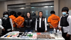 Polda Metro Jaya membongkar pabrik tembakau sintetis rumahan di Jakarta Timur dan Tangerang Selatan. Tiga pelaku ditangkap dengan barang bukti sabu, ekstasi, dan ribuan obat keras. (Foto: ReportaseNews/HO-Ditresnarkoba Polda Metro Jaya)
