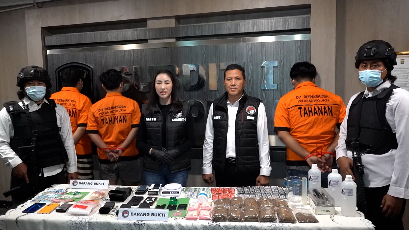 Polda Metro Jaya membongkar pabrik tembakau sintetis rumahan di Jakarta Timur dan Tangerang Selatan. Tiga pelaku ditangkap dengan barang bukti sabu, ekstasi, dan ribuan obat keras. (Foto: ReportaseNews/HO-Ditresnarkoba Polda Metro Jaya)