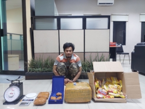 Bareskrim Polri dan Bea Cukai menangkap kurir ganja di Malang. Pengembangan kasus mengungkap peredaran 59 kilogram ganja serta jaringan narkotika lintas provinsi. (Foto: ReportaseNews/HO-Dittipidnarkoba Bareskrim Polri)