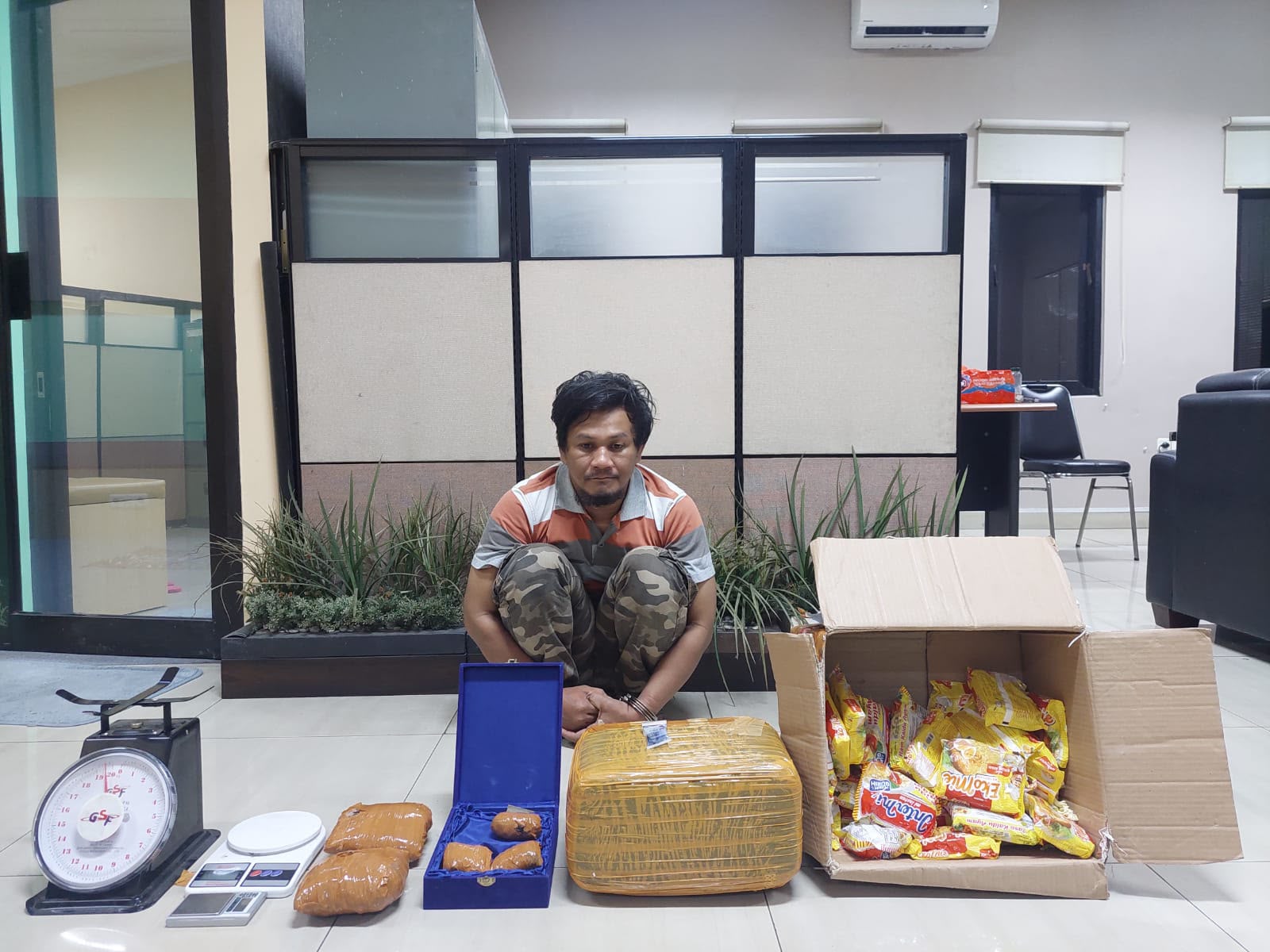 Bareskrim Polri dan Bea Cukai menangkap kurir ganja di Malang. Pengembangan kasus mengungkap peredaran 59 kilogram ganja serta jaringan narkotika lintas provinsi. (Foto: ReportaseNews/HO-Dittipidnarkoba Bareskrim Polri)