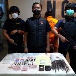 Polisi menangkap pengedar sabu dan tembakau sintetis di Cipayung, Jakarta Timur. Pelaku memakai modus stiker Sedot WC untuk memasarkan narkoba dan menyimpan lebih dari 100 gram sabu. (Foto: ReportaseNews/HO-Ditresnarkoba Polda Metro Jaya)