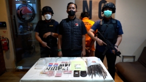 Polisi menangkap pengedar sabu dan tembakau sintetis di Cipayung, Jakarta Timur. Pelaku memakai modus stiker Sedot WC untuk memasarkan narkoba dan menyimpan lebih dari 100 gram sabu. (Foto: ReportaseNews/HO-Ditresnarkoba Polda Metro Jaya)