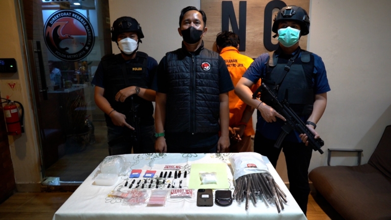 Polisi menangkap pengedar sabu dan tembakau sintetis di Cipayung, Jakarta Timur. Pelaku memakai modus stiker Sedot WC untuk memasarkan narkoba dan menyimpan lebih dari 100 gram sabu. (Foto: ReportaseNews/HO-Ditresnarkoba Polda Metro Jaya)